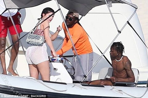 Kylie Jenner nude photo 16