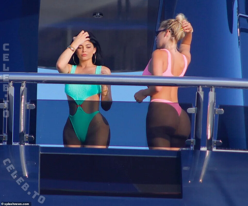 Kylie Jenner nude photo 3