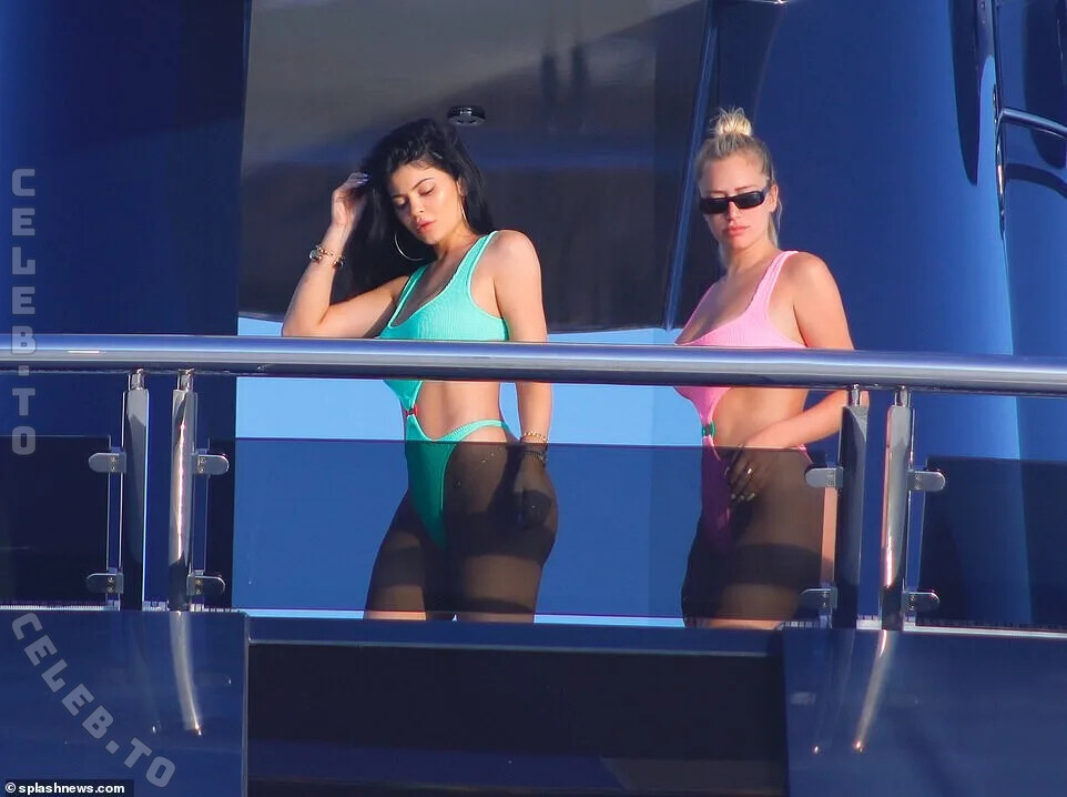 Kylie Jenner nude photo 4