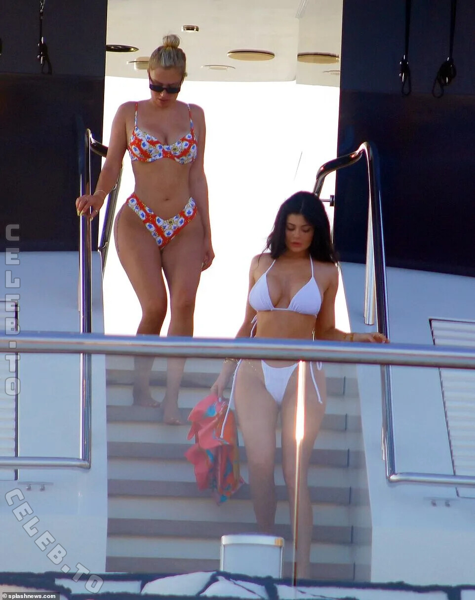 Kylie Jenner nude photo 1