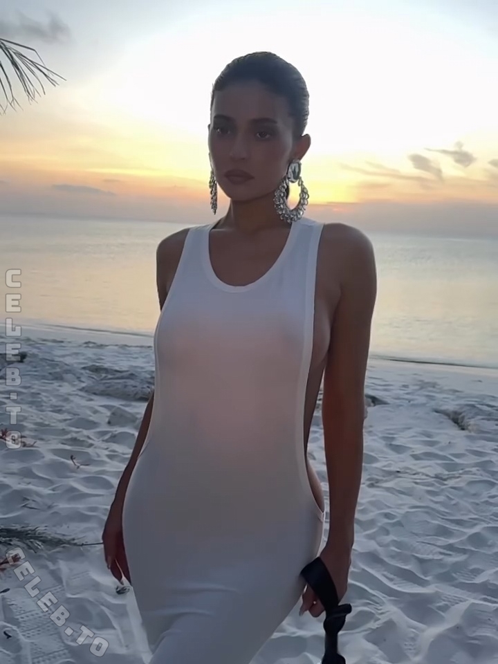 Kylie Jenner nude photo 11