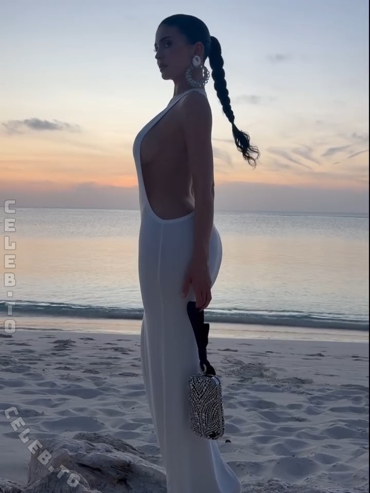 Kylie Jenner nude photo 14