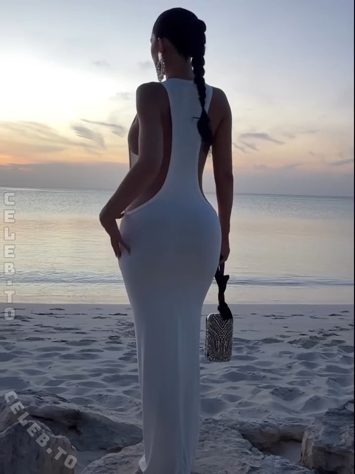 Kylie Jenner nude photo 15