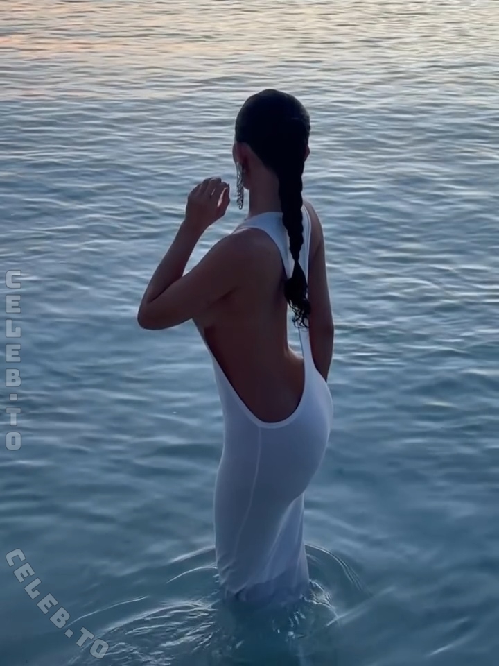 Kylie Jenner nude photo 19
