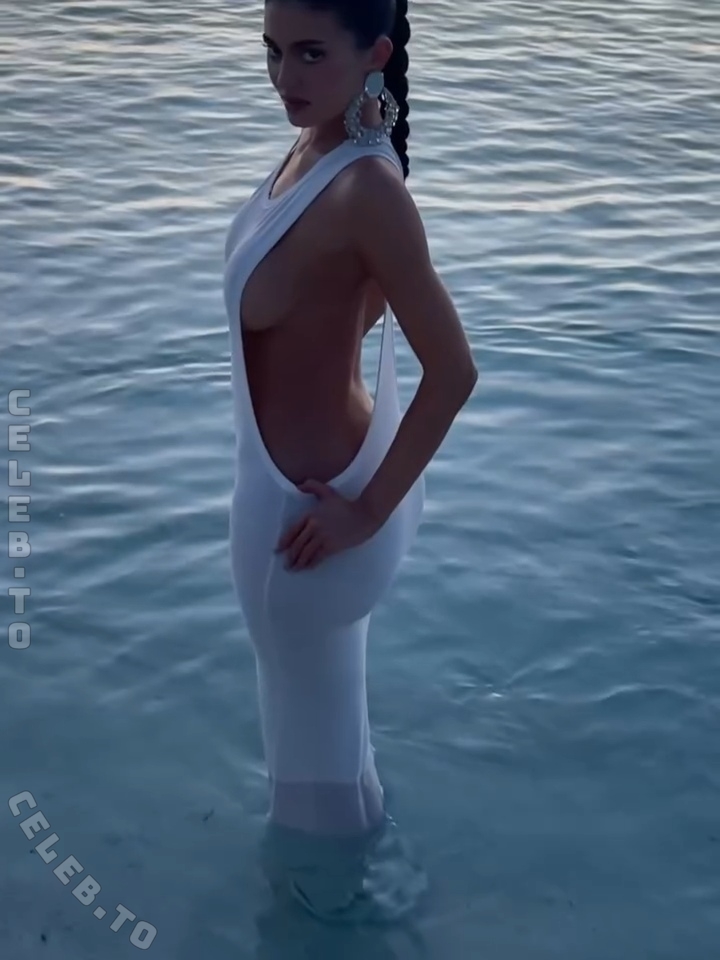 Kylie Jenner nude photo 20