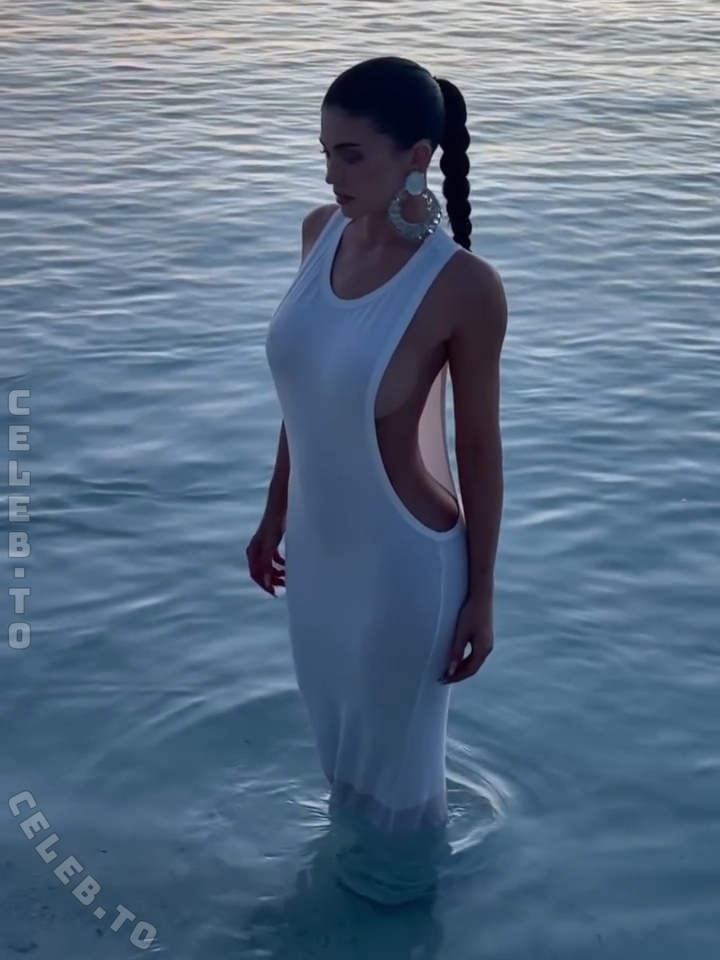 Kylie Jenner nude photo 23