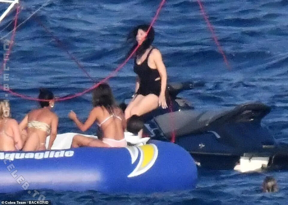 Kylie Jenner nude photo 4