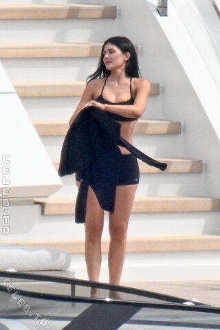 Kylie Jenner nude photo 55