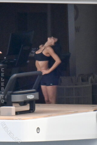 Kylie Jenner nude photo 49