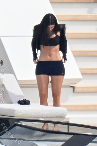 Kylie Jenner nude photo 38