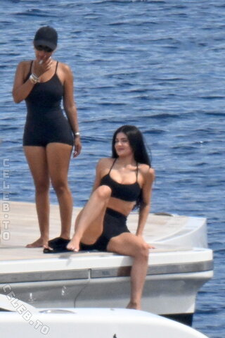 Kylie Jenner nude photo 34