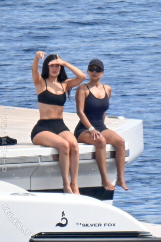 Kylie Jenner nude photo 33