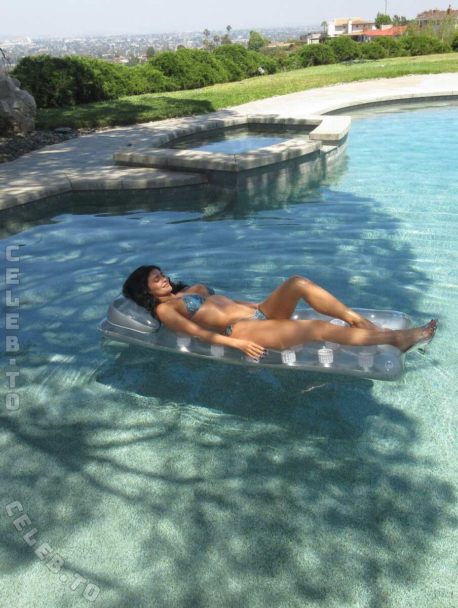 Kylie Jenner nude photo 7