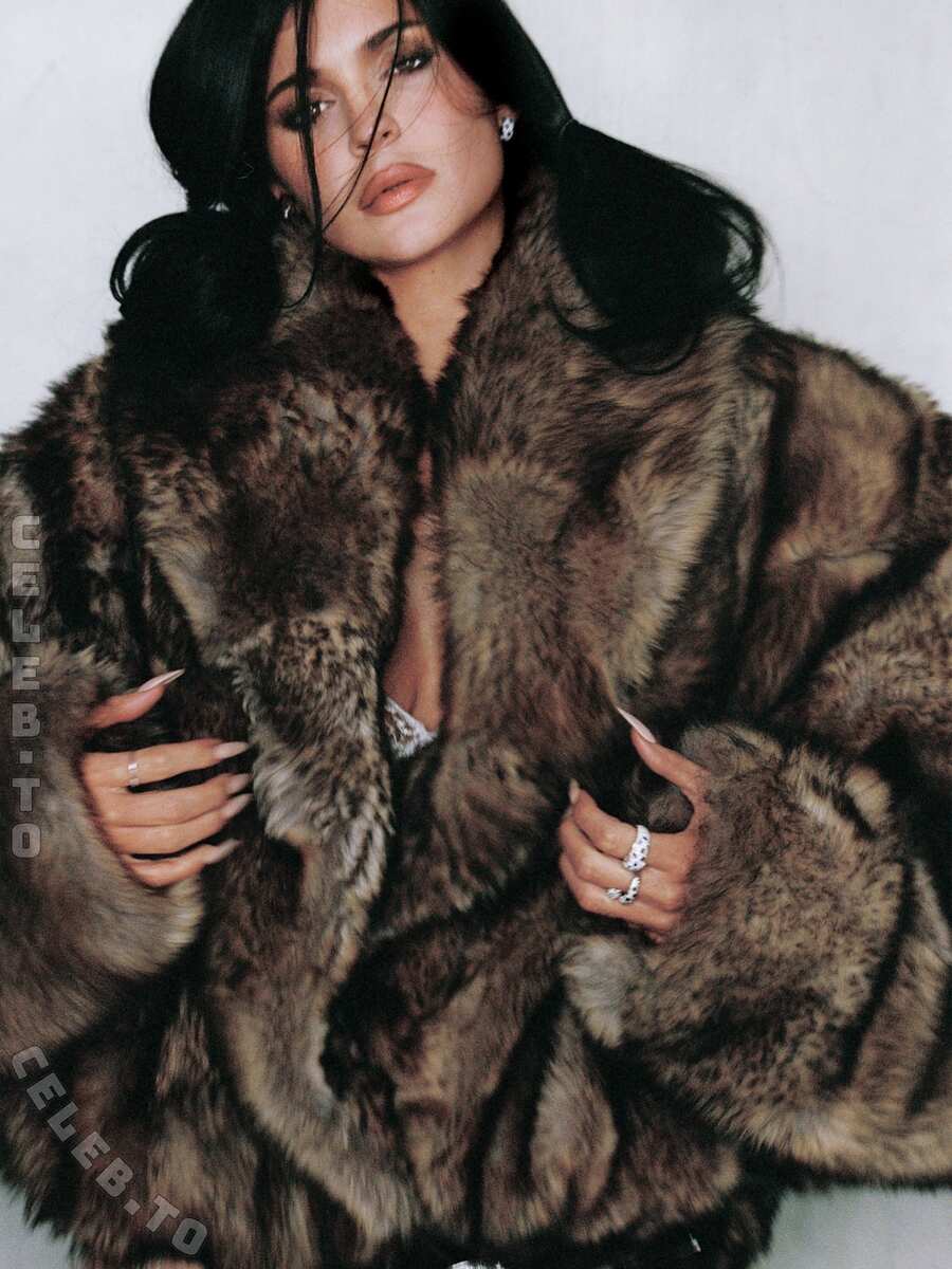Kylie Jenner nude photo 9