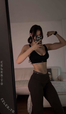 Léa Elui nude photo 23