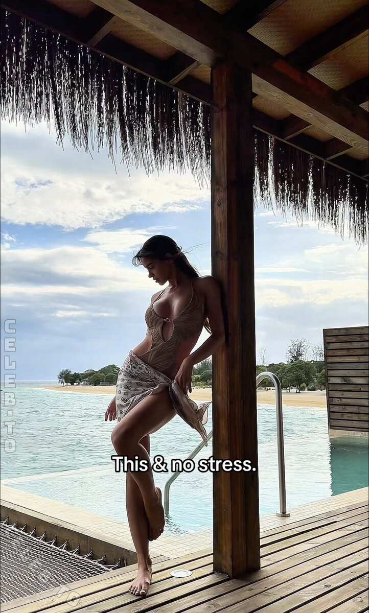Léa Elui nude photo 4