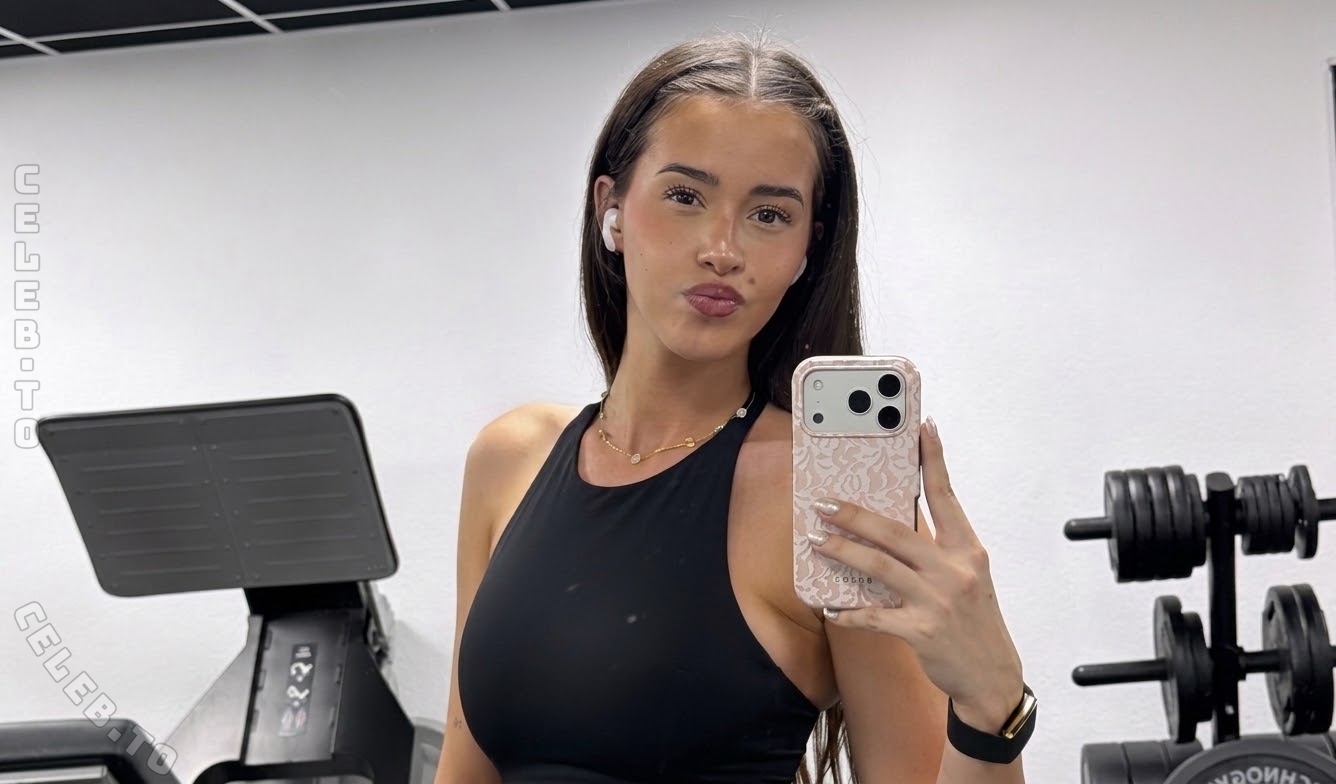 Léa Elui nude photo 7