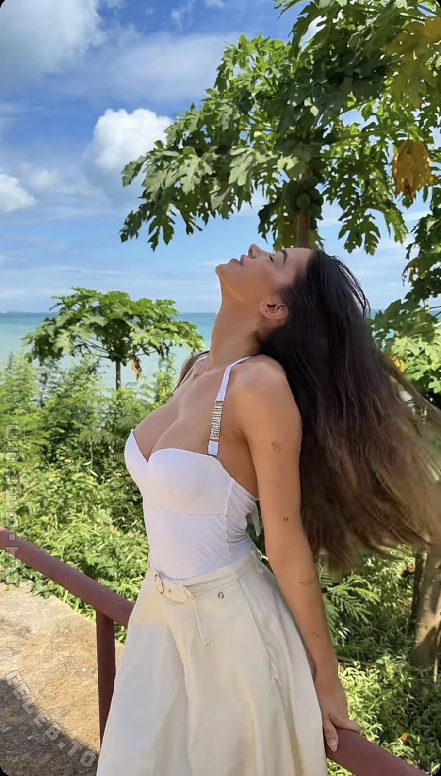 Léa Elui nude photo 4