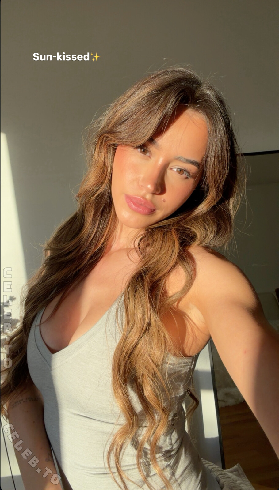 Léa Elui nude photo 1