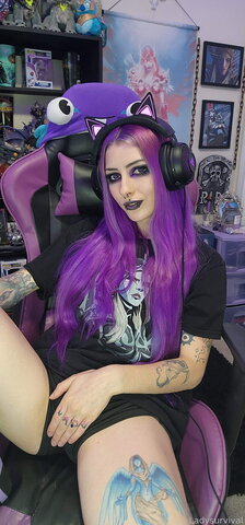 ladysurvival nude photo 1
