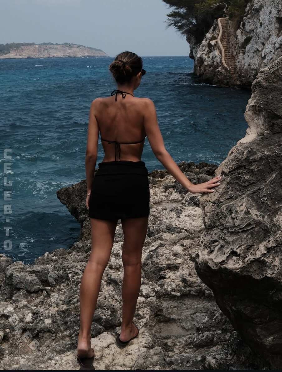 Laetitia Szabo nude photo 2