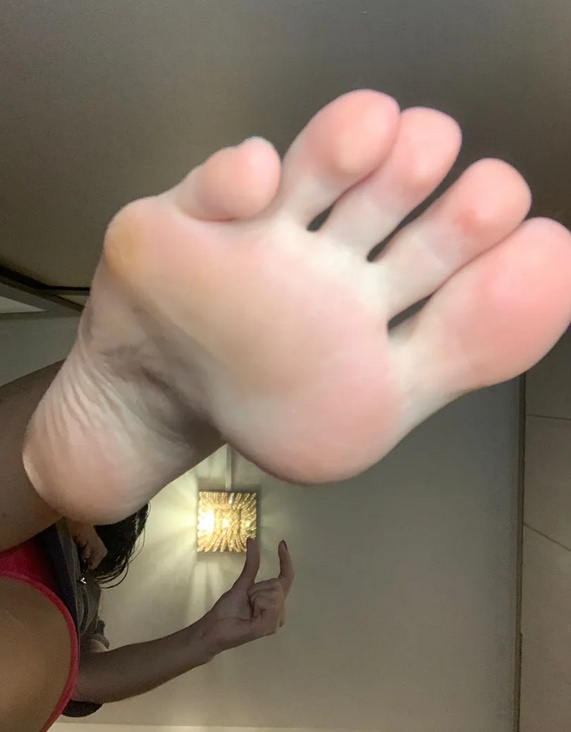 Lala feet nude photo 1