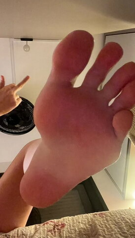 Lala feet nude photo 6