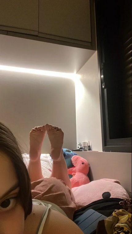 Lala feet nude photo 7