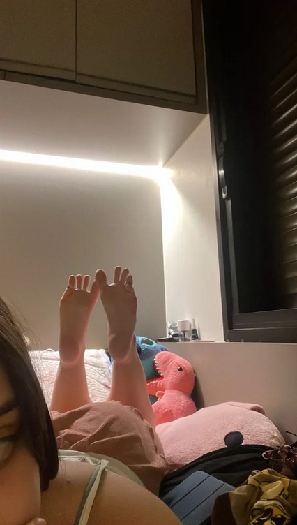 Lala feet nude photo 8
