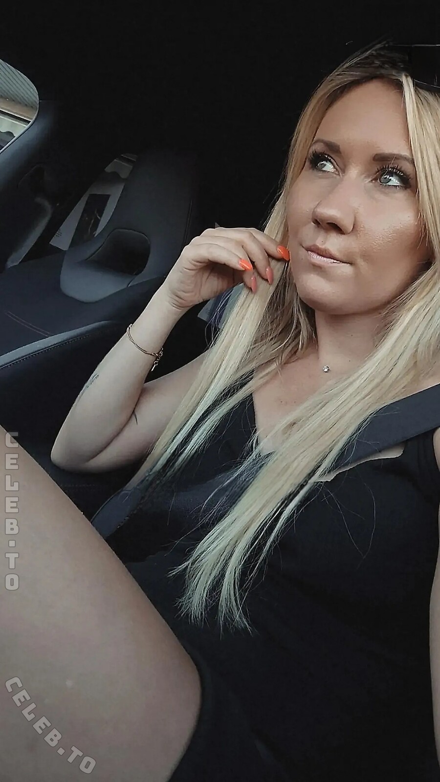 landmaedel_sylvi nude photo 1