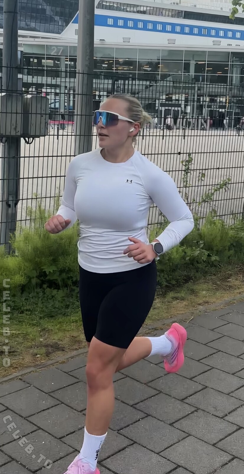 Lara Esser nude photo 2