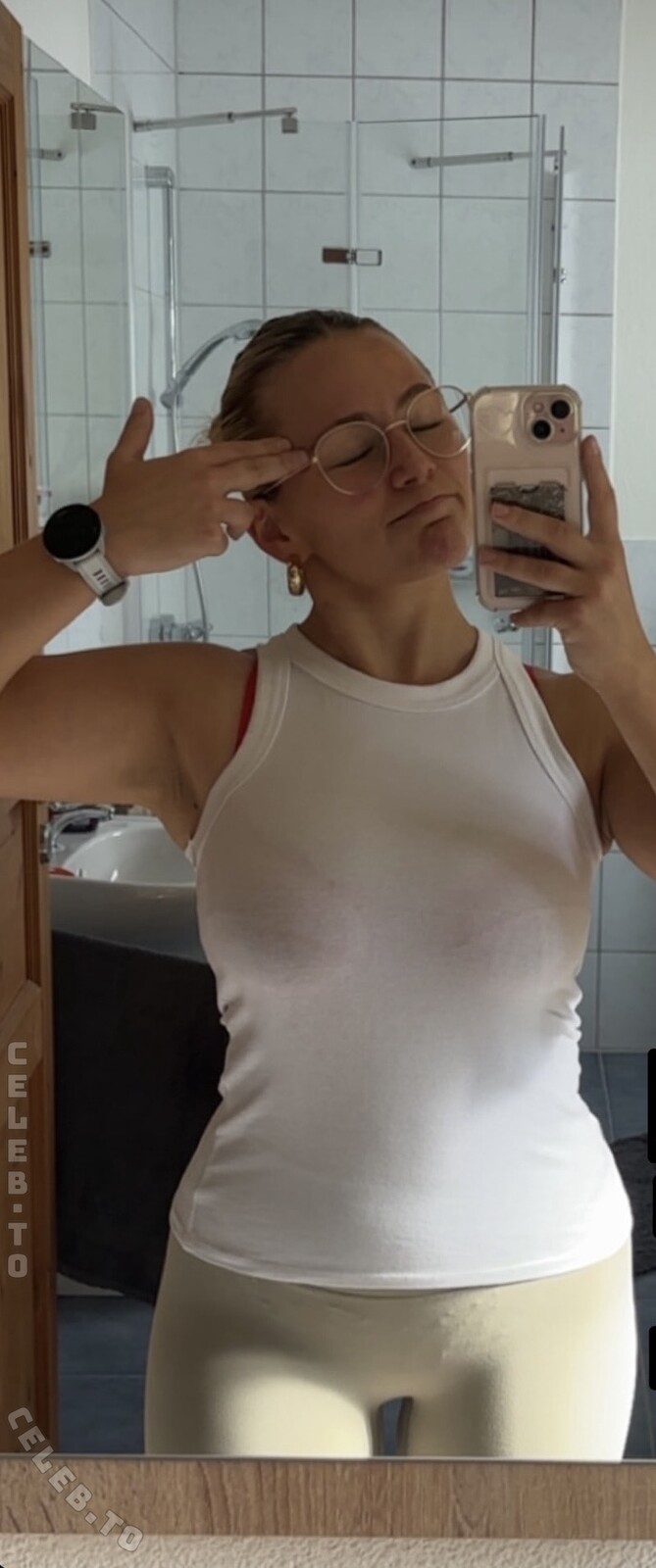 Lara Esser nude photo 3