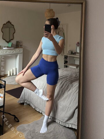 Lara Marie Kremer – Sporty Larry shows us her hill