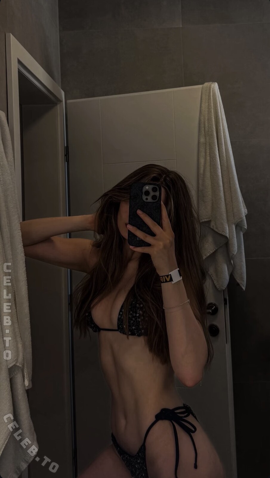 Lara Oster nude photo 6