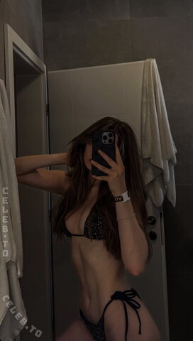 Lara Oster nude photo 6