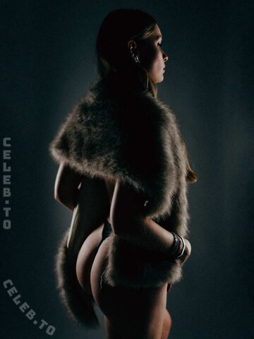 Lara Oster nude photo 15