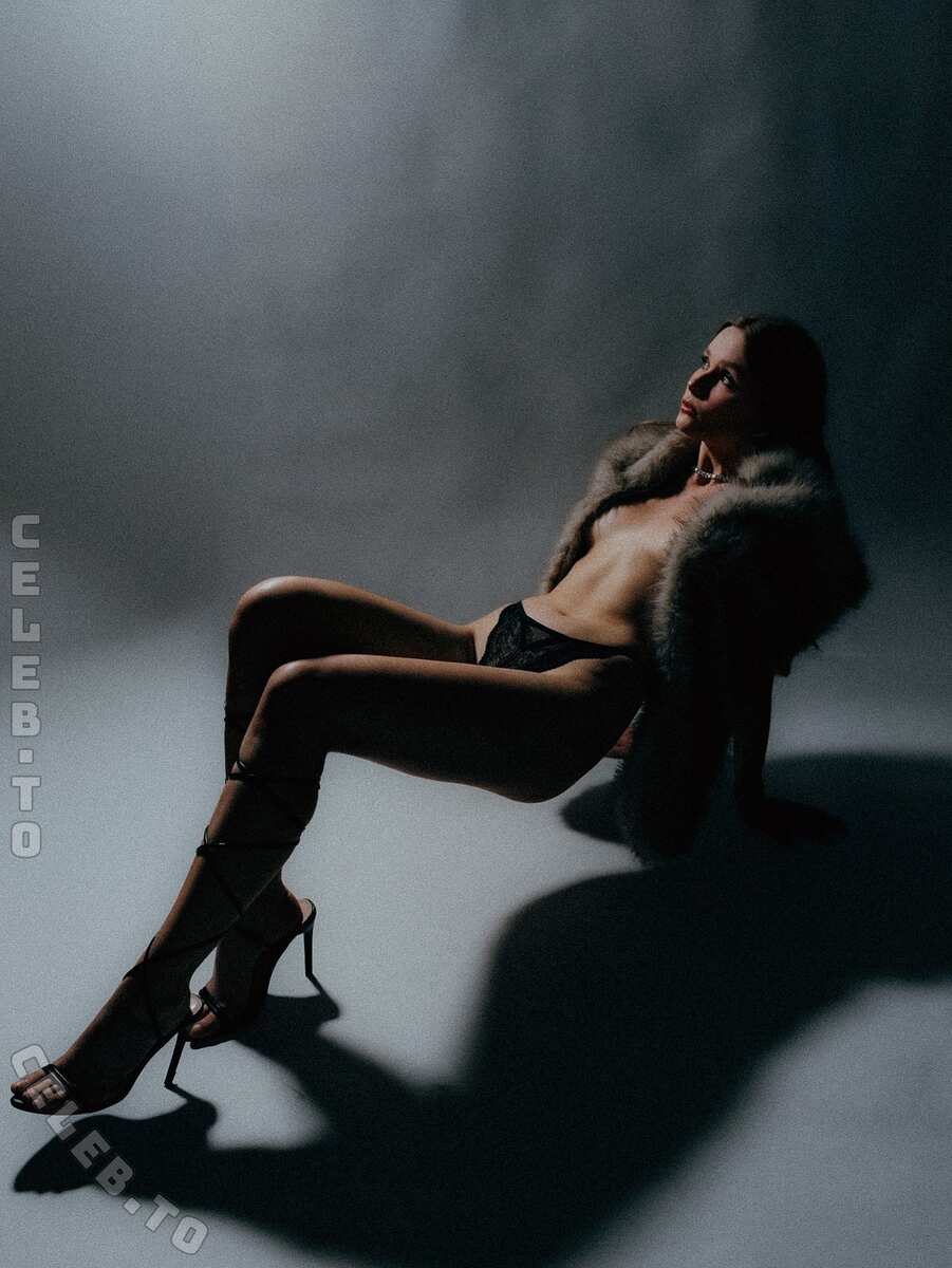 Lara Oster nude photo 3