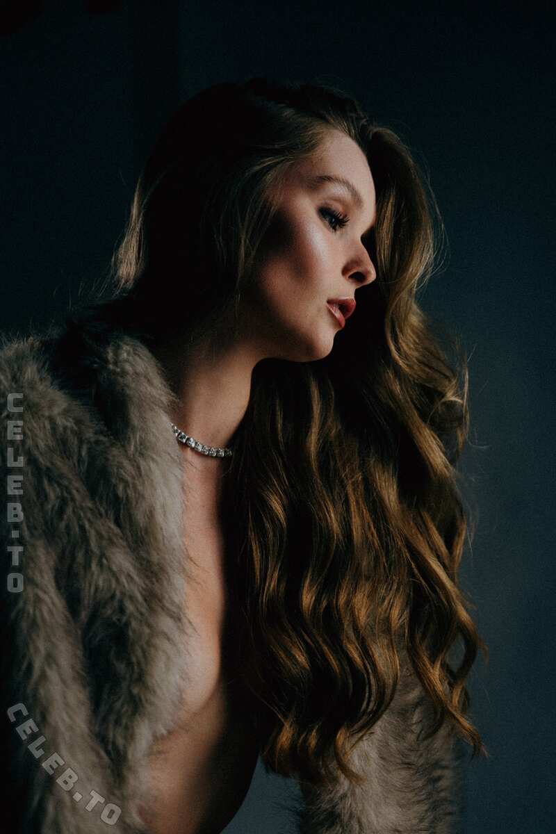 Lara Oster nude photo 2