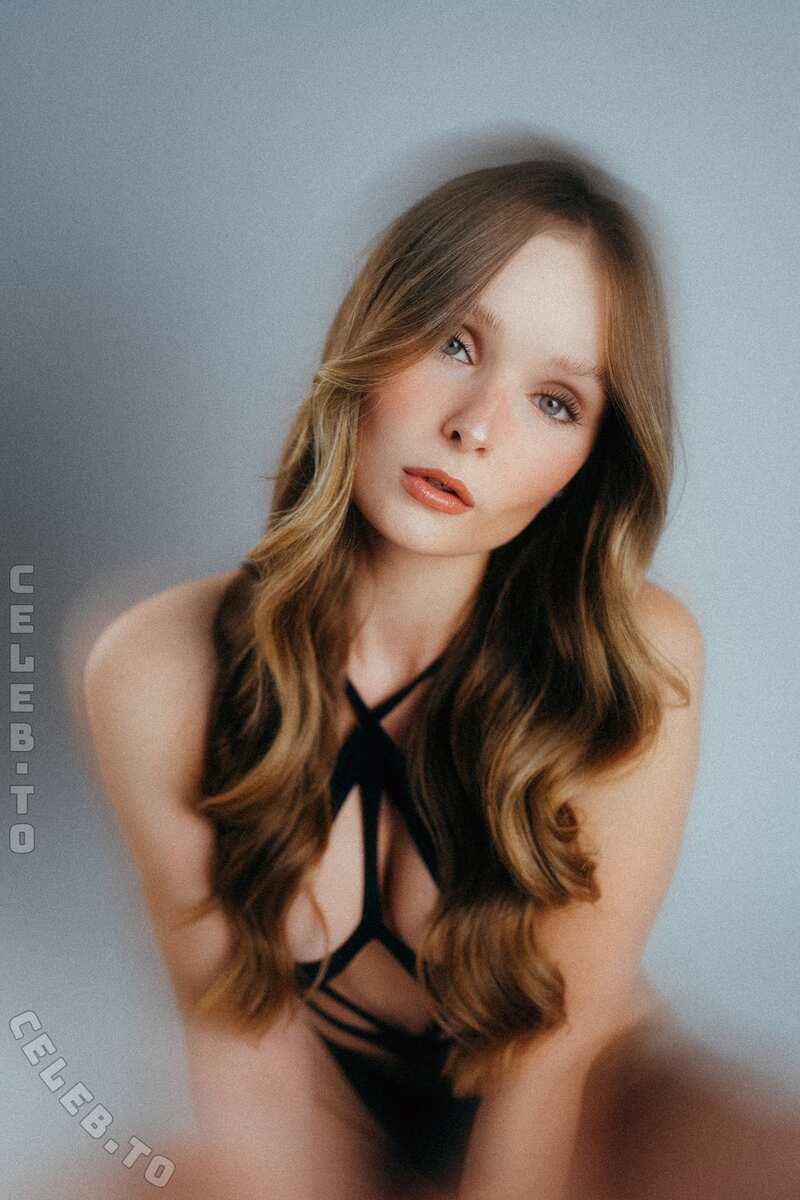 Lara Oster nude photo 1