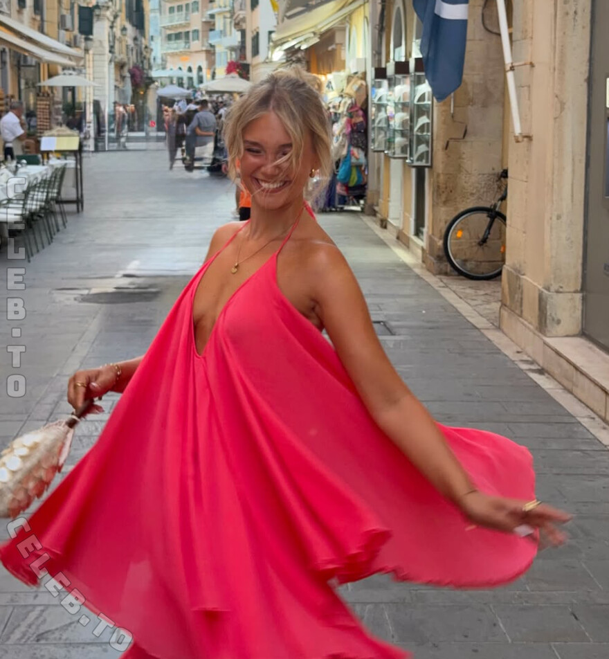 Lara Spengler nude photo 7