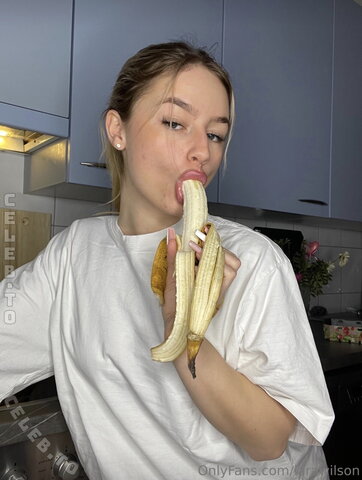 Lara Wilson nude photo 5