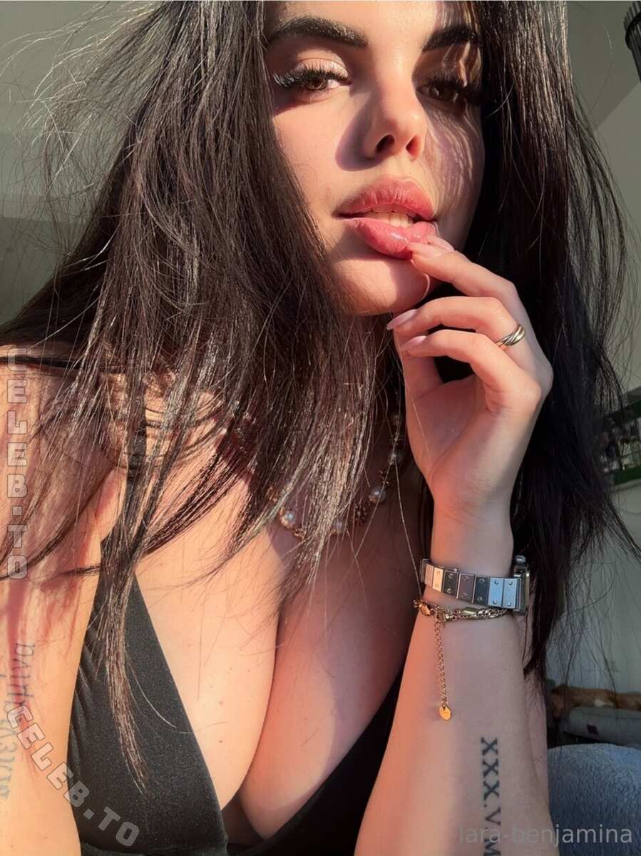 Lara Winter nude photo 1