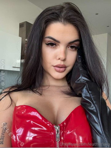 Lara Winter – What do you think about red? 🥰
