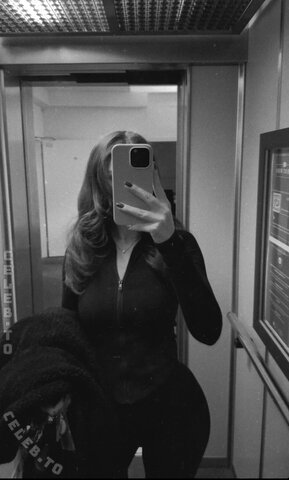 Larabeu nude photo 3