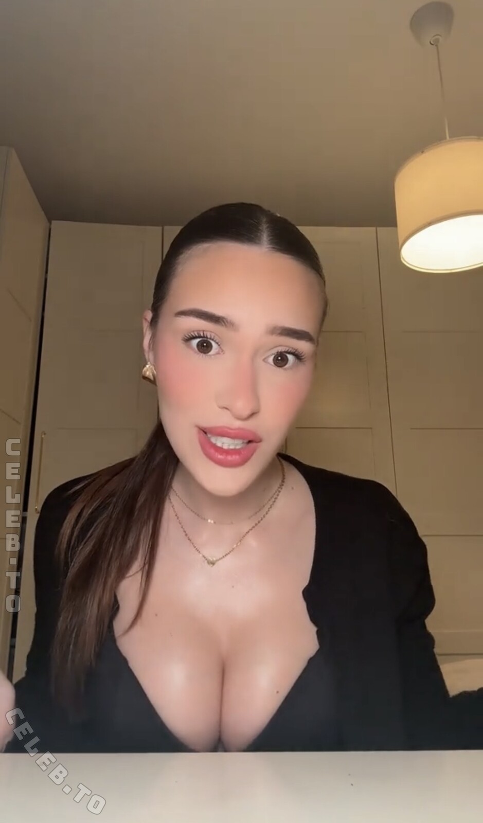 Larabeu nude photo 2