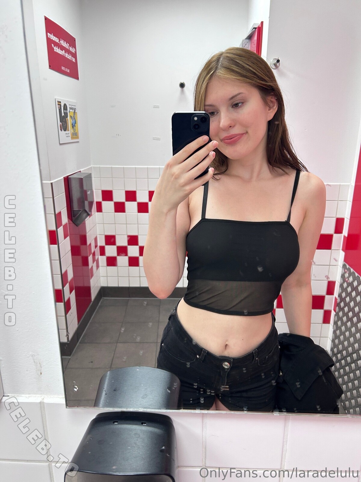LaraDeLulu nude photo 17