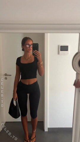laraemiii nude photo 19