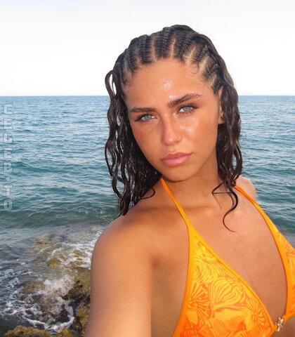 laraemiii nude photo 1