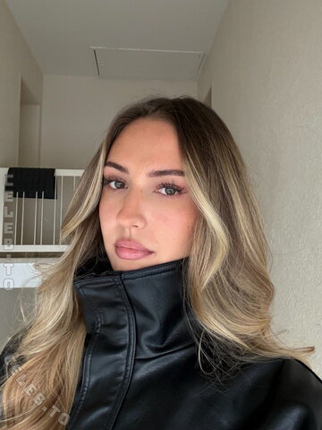 lara.gbdt nude photo 3