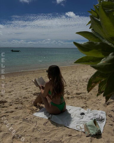 lara.gbdt nude photo 13